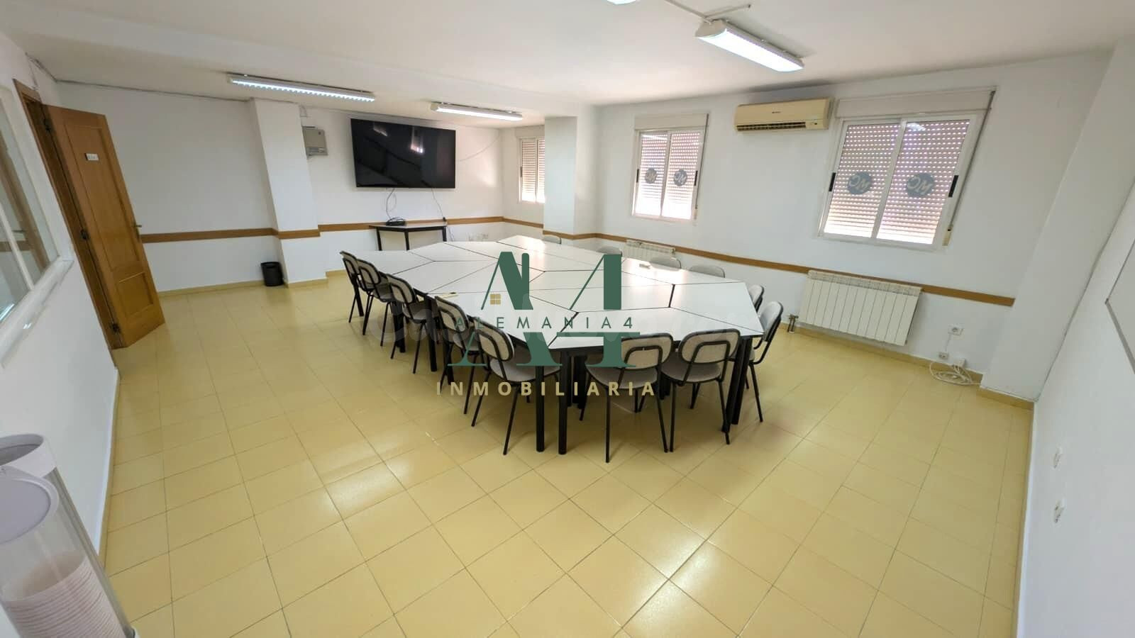 Amplio Local Comercial en Nuevo Cáceres a la Venta por €366,990
