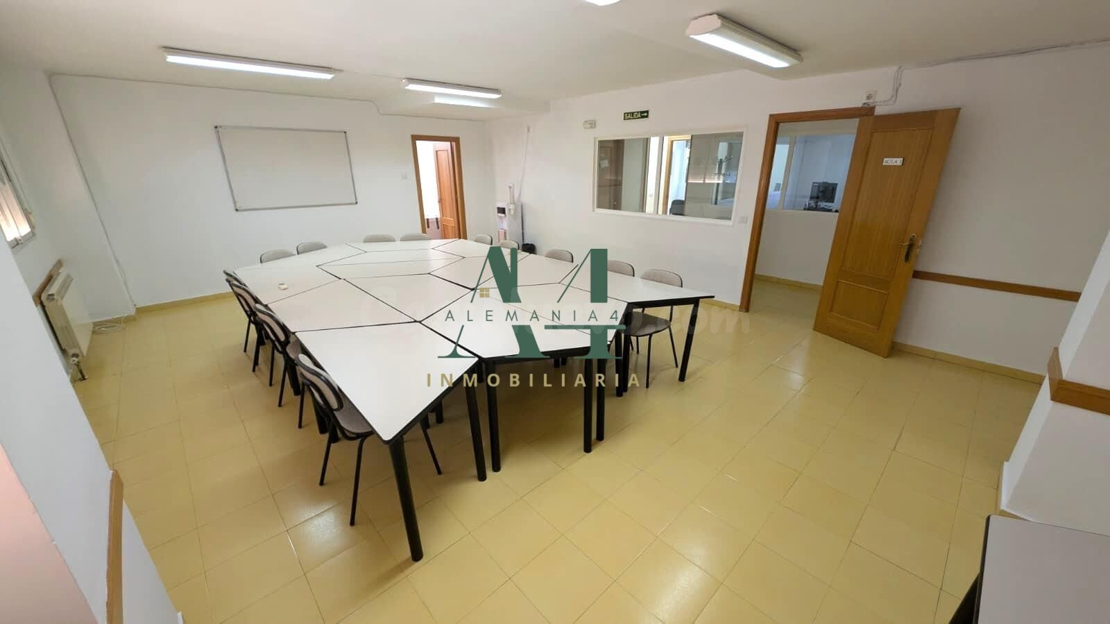 Amplio Local Comercial en Nuevo Cáceres a la Venta por €366, - foto 2