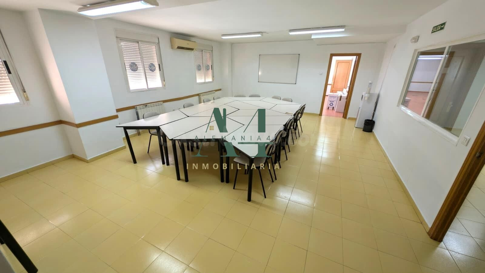 Amplio Local Comercial en Nuevo Cáceres a la Venta por €366, - foto 3