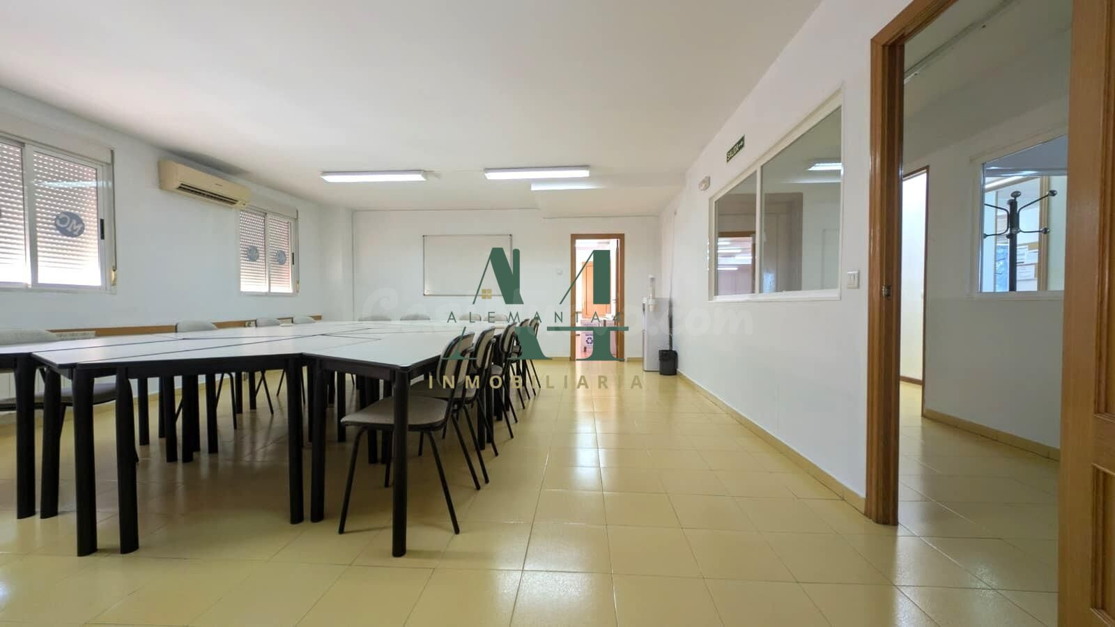 Amplio Local Comercial en Nuevo Cáceres a la Venta por €366, - foto 4
