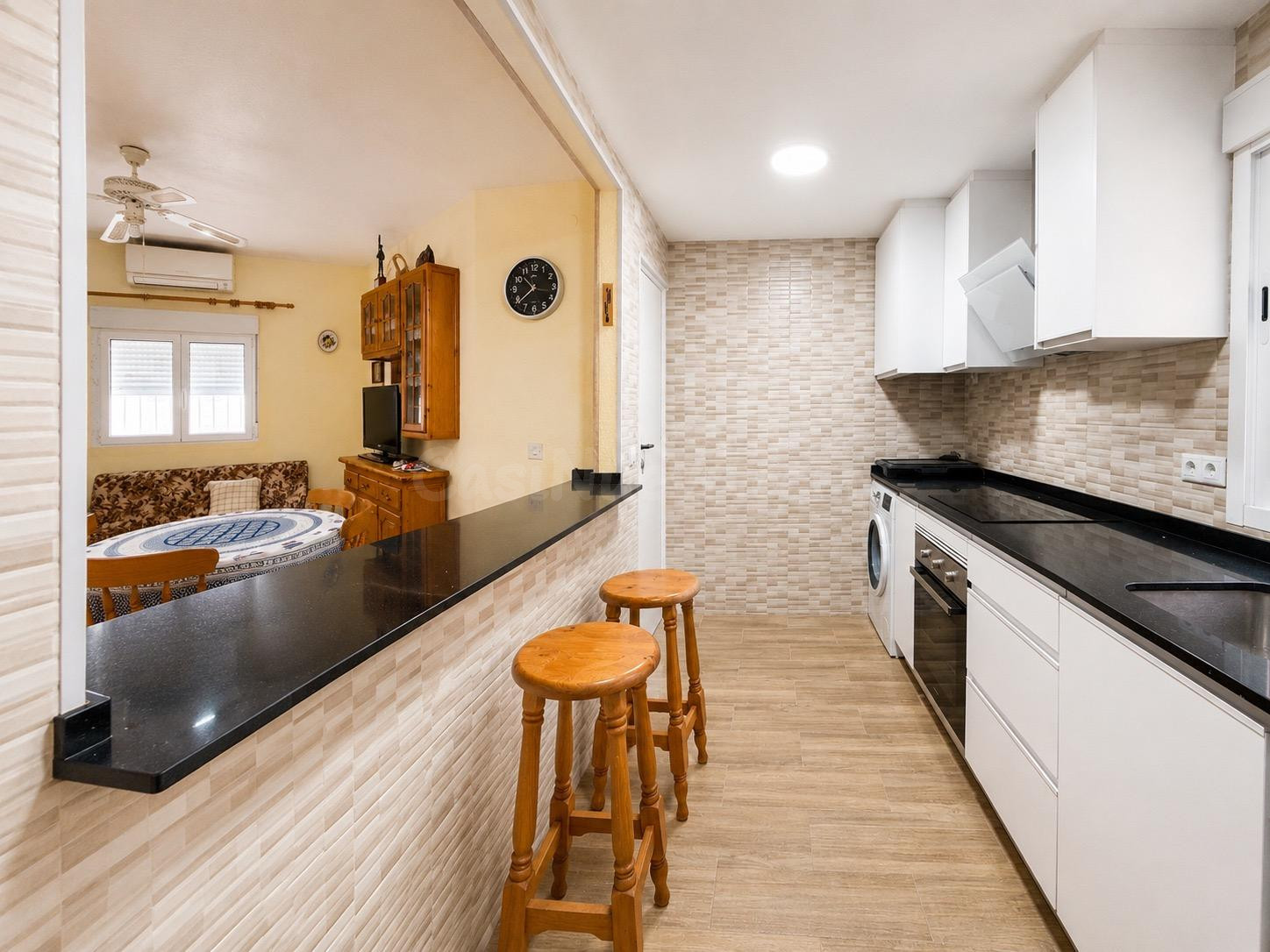 Chalet en Nueva Torrevieja con gran espacio exterior - foto 3