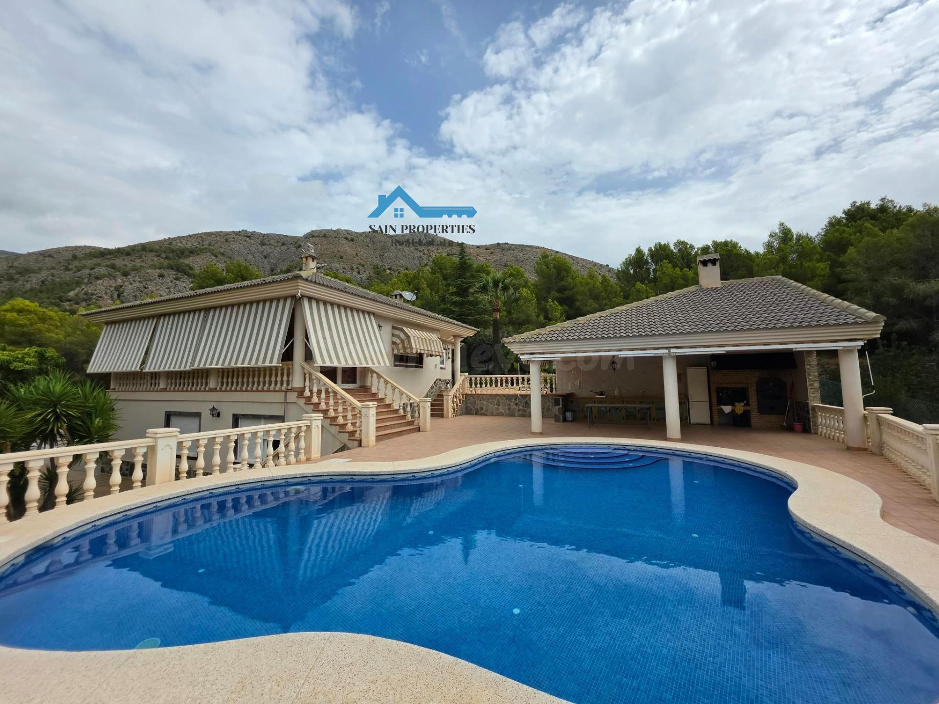 Chalet independiente en un enclave único entre el mar y las montañas, rodeado de naturaleza en Callosa d’en Sarrià