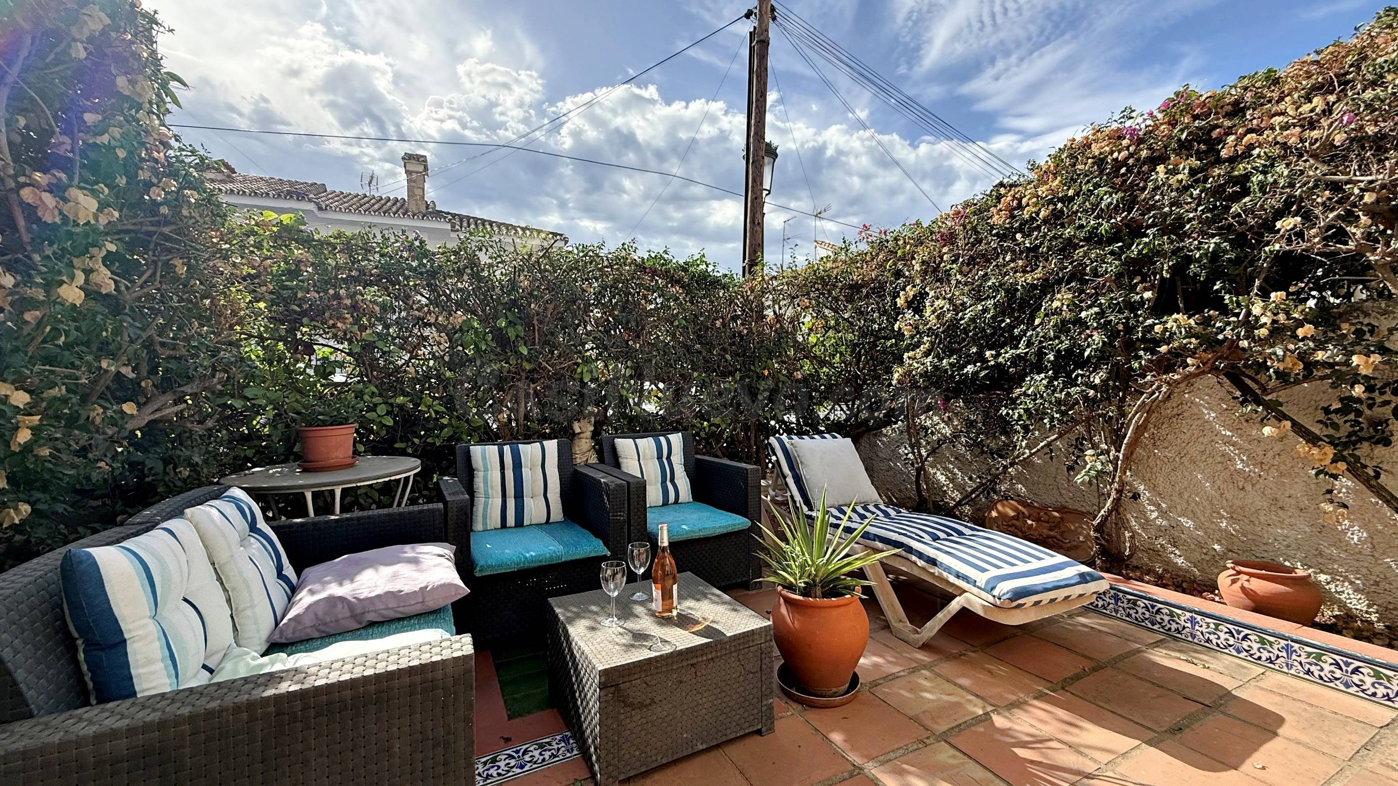 Encantadora casa de tres dormitorios con jardín privado en V - foto 3