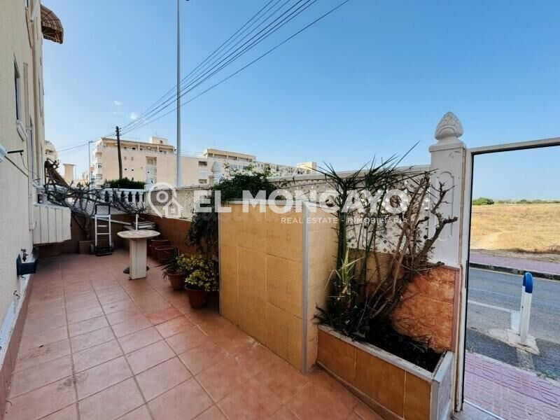 Fantástica vivienda planta baja con terraza privada y piscin