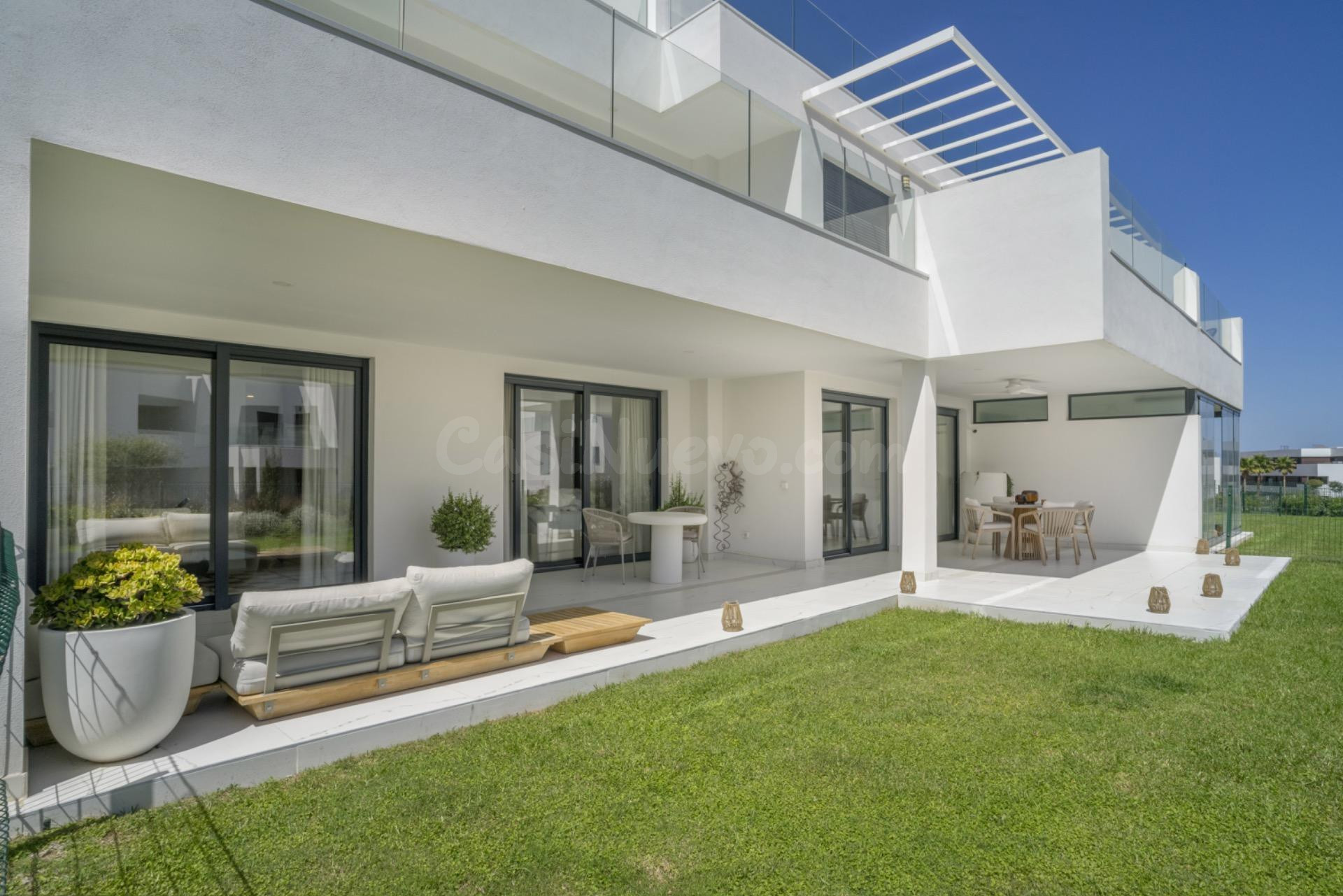 Planta baja con terraza y jardín privados en Casares Costa.