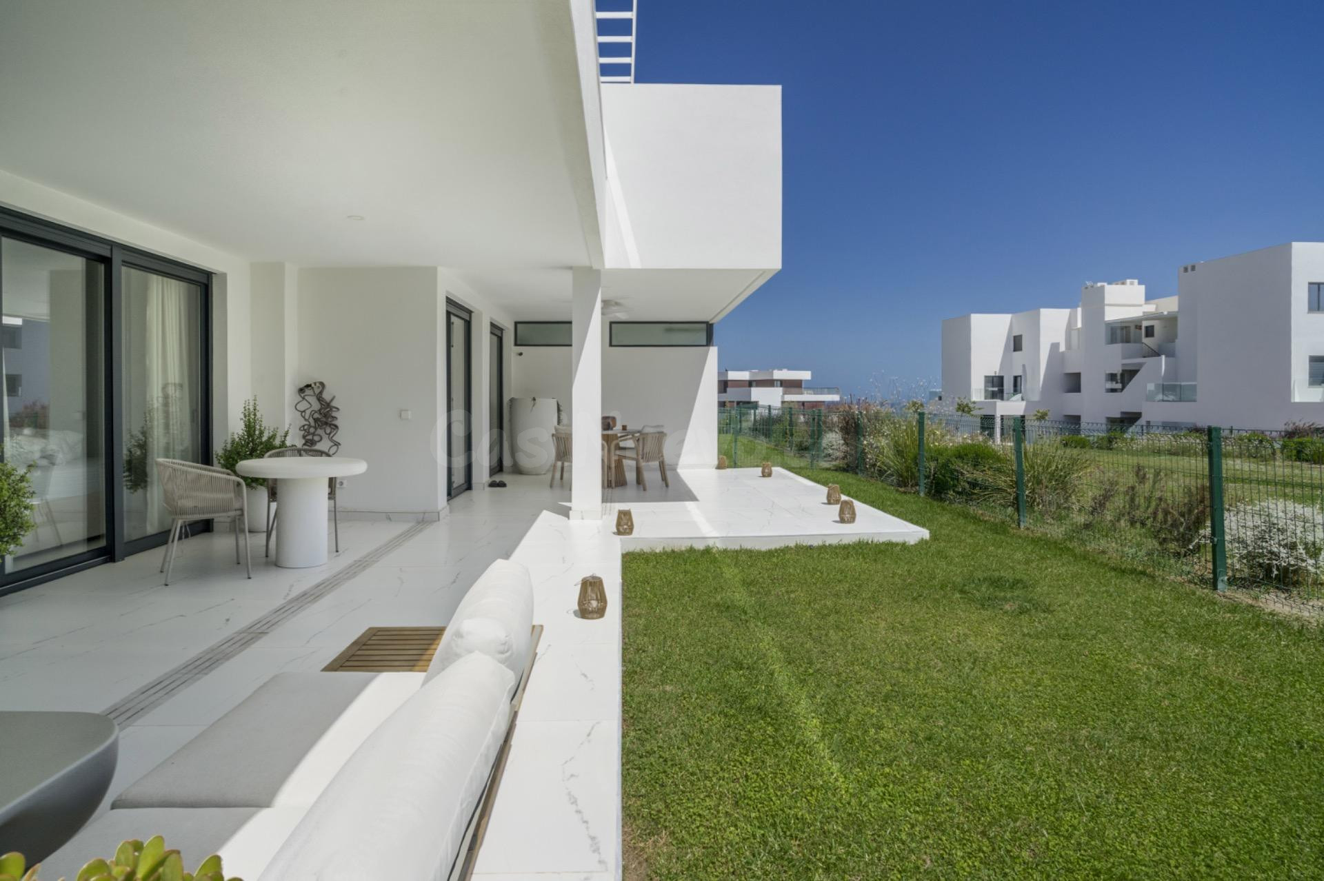 Planta baja con terraza y jardín privados en Casares Costa. - foto 2