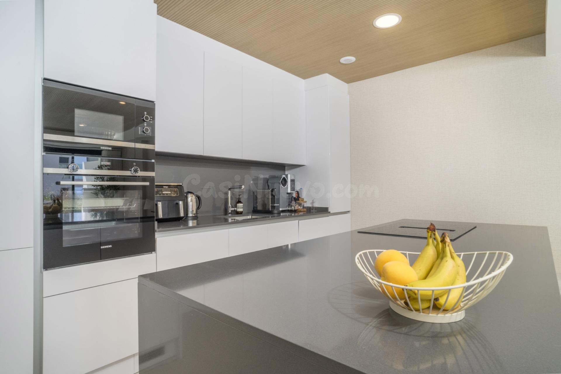 Planta baja con terraza y jardín privados en Casares Costa. - foto 3