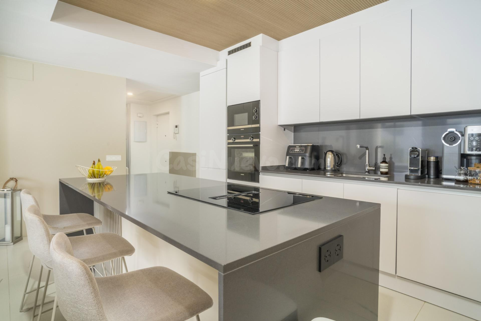 Planta baja con terraza y jardín privados en Casares Costa. - foto 5