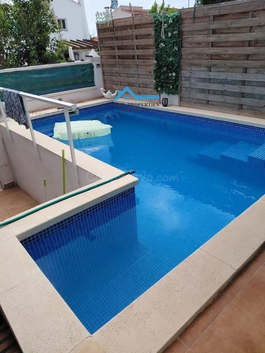 Exclusivo adosado con piscina privada en una urbanización de ensueño en la Nuci