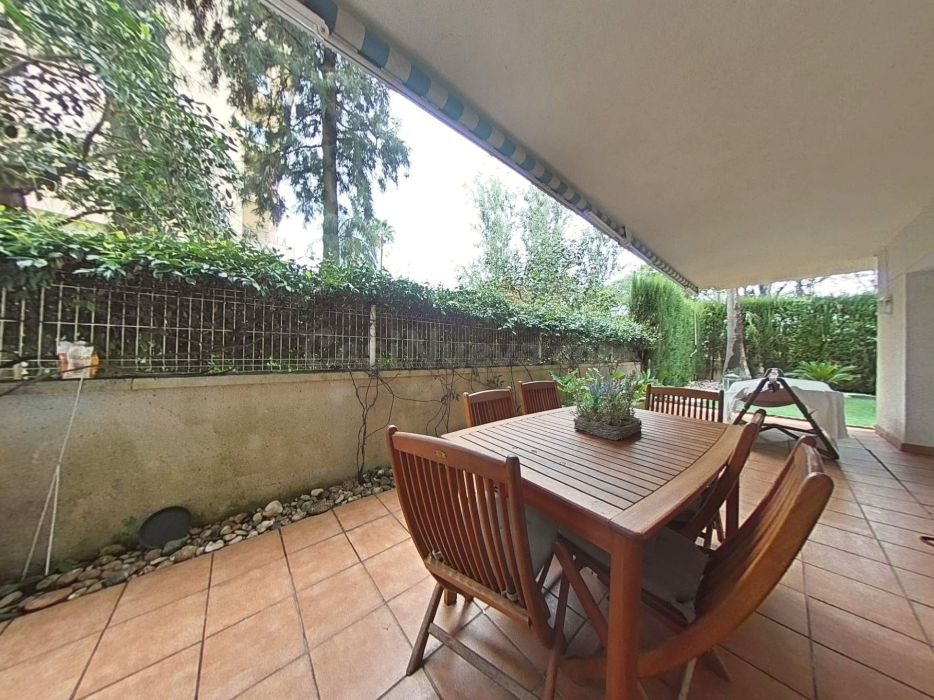 Amplia Planta Baja en Salou con Jardín Privado y Parking