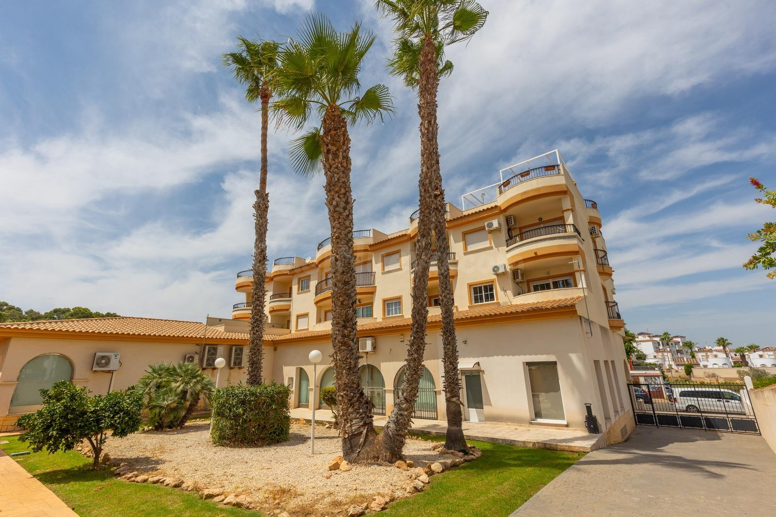 Se vende apartamento de dos habitaciones en una urbanización cerrada con piscina comunitaria en Villa Martín, Orihuela Costa.