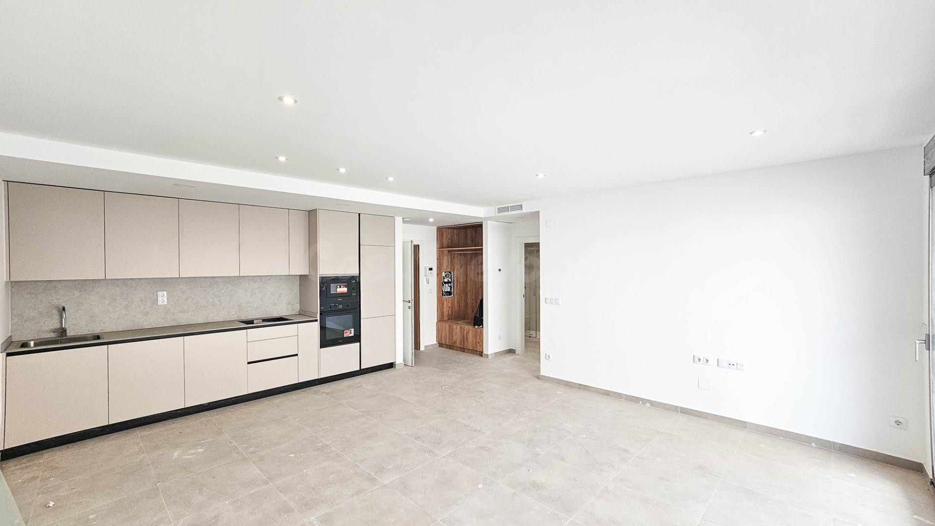 Reformado y amplio apartamento de 1 dormitorio, listo para entrar a vivir, cerca de Playa del Cura - foto 2