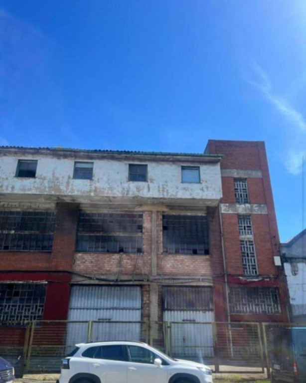 Nave industrial 2240m2 para reformar en Maliaño