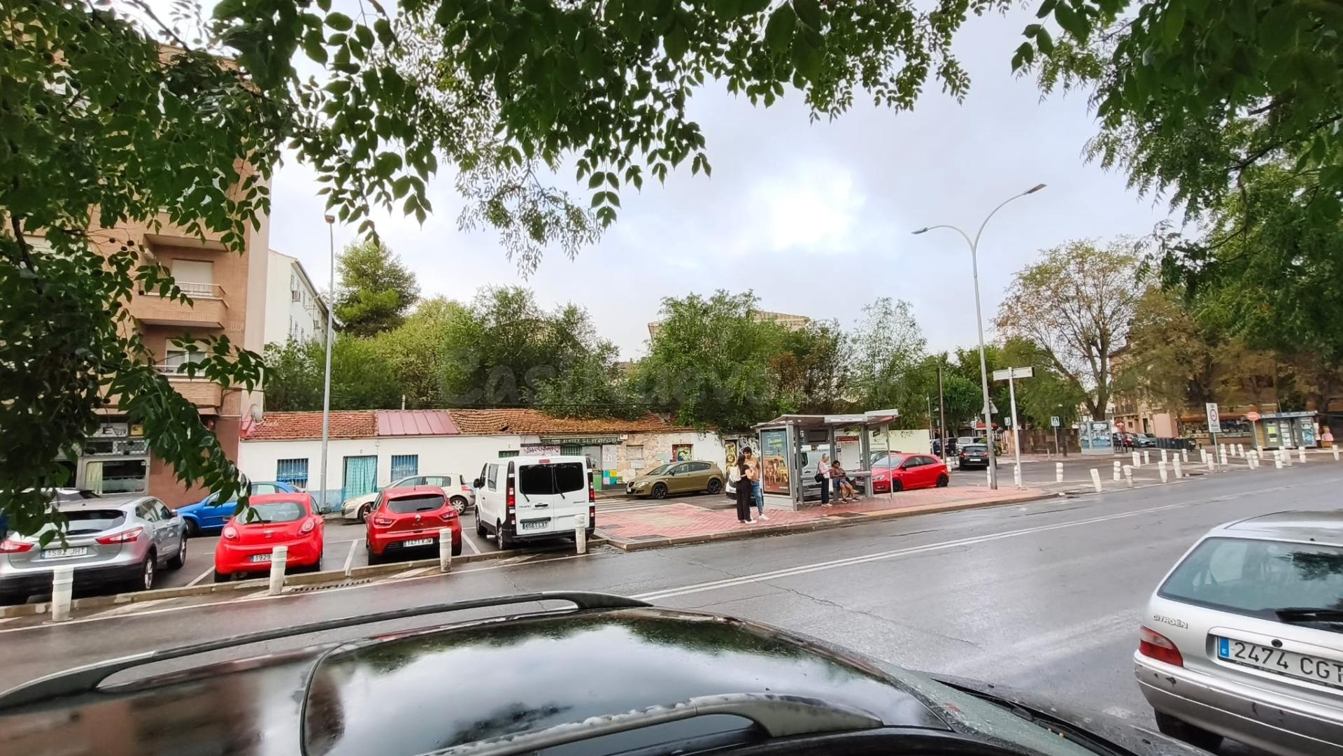 Suelo para uso residencial o comercial en Torrejon de Ardoz - foto 2
