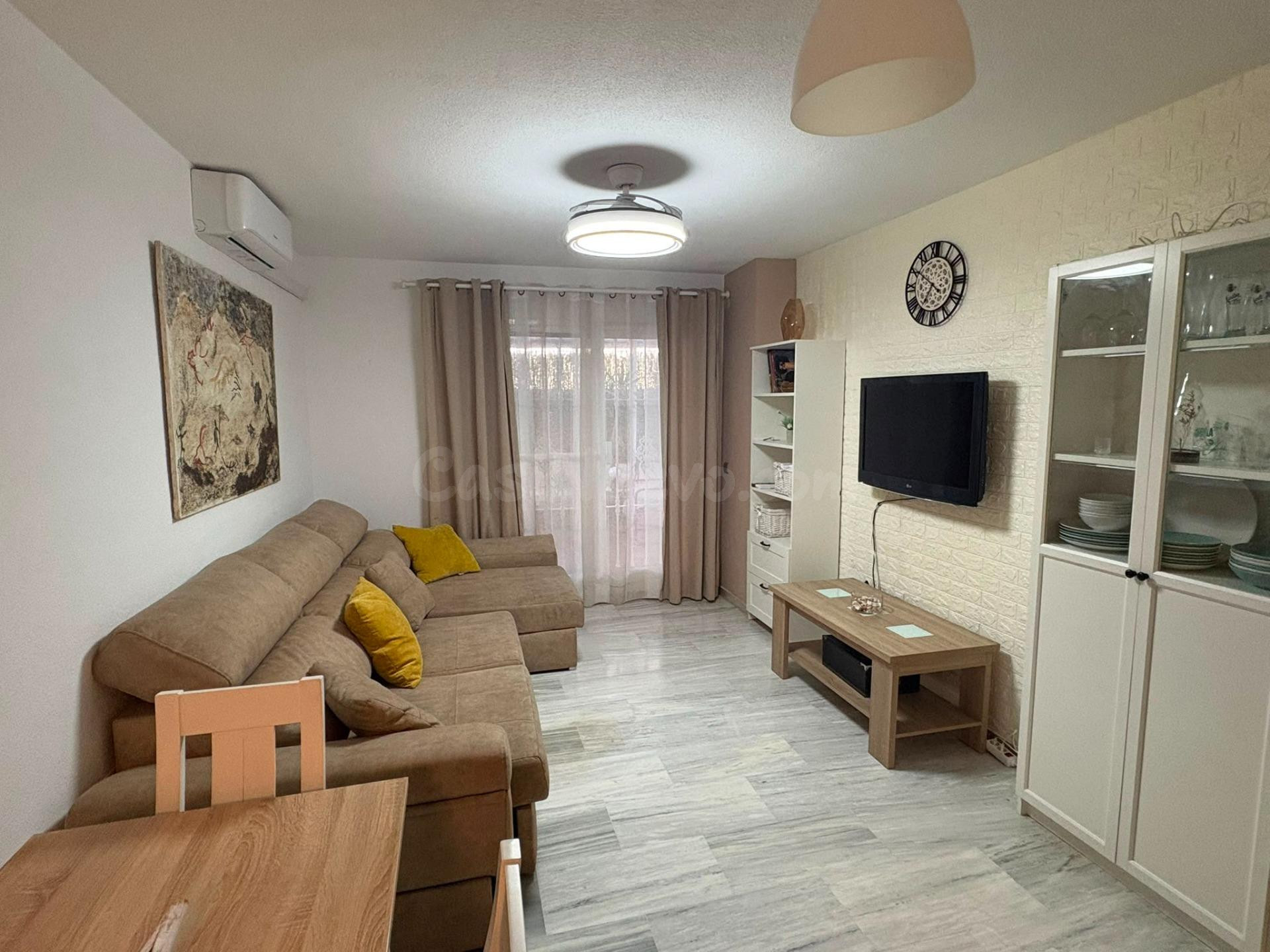 Precioso piso reformado con gran terraza privada en plena Carihuela