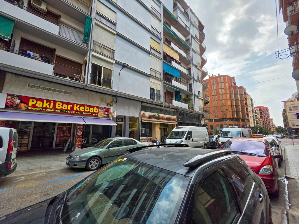 ¡Oportunidad para inversores en Lleida! Local comercial en rentabilidad en Av. Pi i Margall