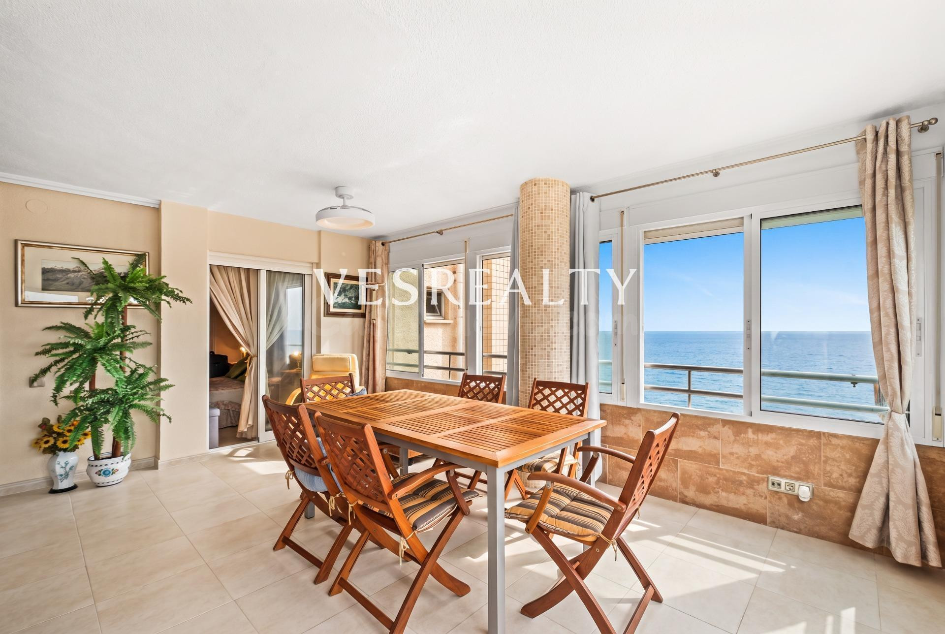 Exclusivo Apartamento en Primera Línea de Playa en Urbanova, Alicante - €490,000