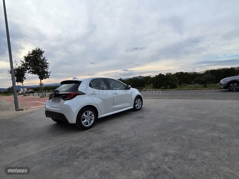 Toyota Yaris híbrido automático en Valencia - Excelente estado