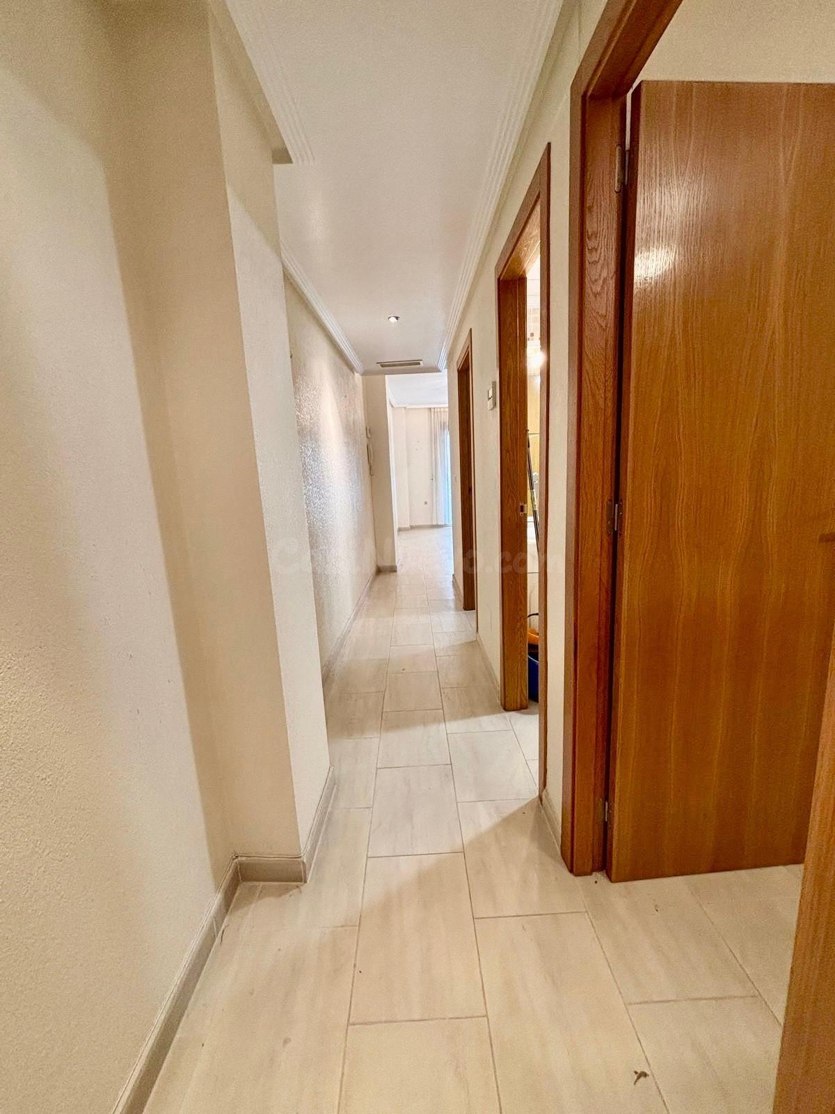 Piso de 2 dormitorios en el centro de Torrevieja - foto 2