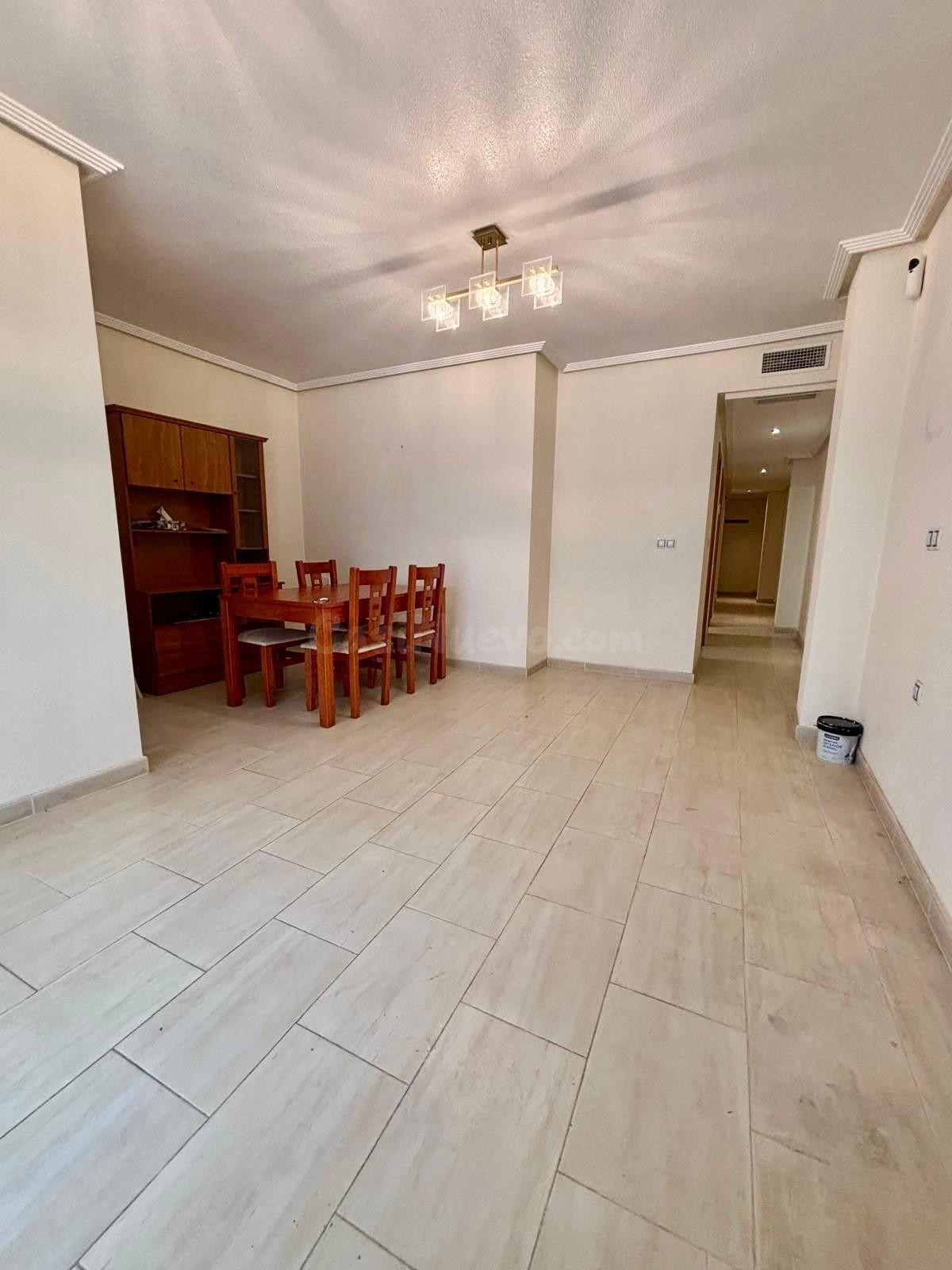 Piso de 2 dormitorios en el centro de Torrevieja - foto 4