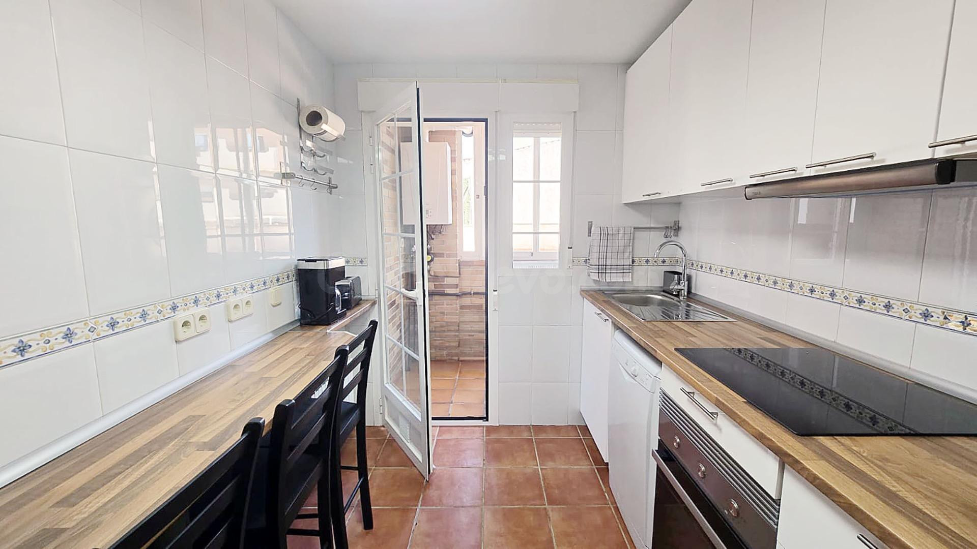 ¡ESTUDIANTES! PISO CON TERRAZA INTEGRADA COMPLETAMENTE AMUEB - foto 4