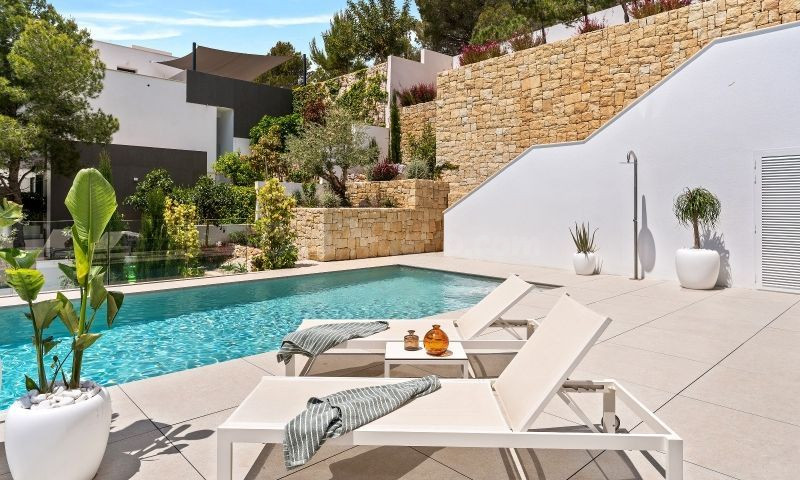 VILLA DE 4 DORMITORIOS Y 6 BAÑOS EN ALTEA (ALICANTE)