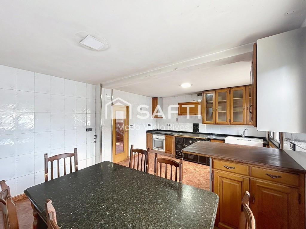 Se vende casa con mucho espacio, muchas posibilidades y un muy buen precio.