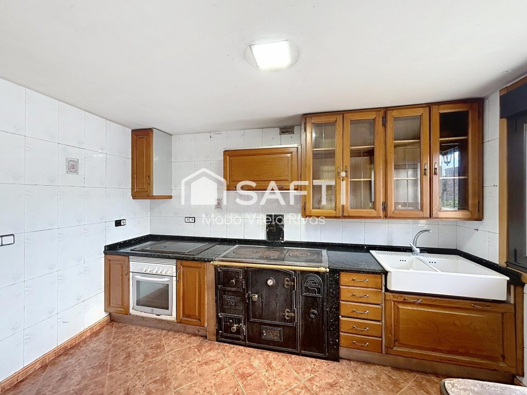 Se vende casa con mucho espacio, muchas posibilidades y un muy buen precio. - foto 2