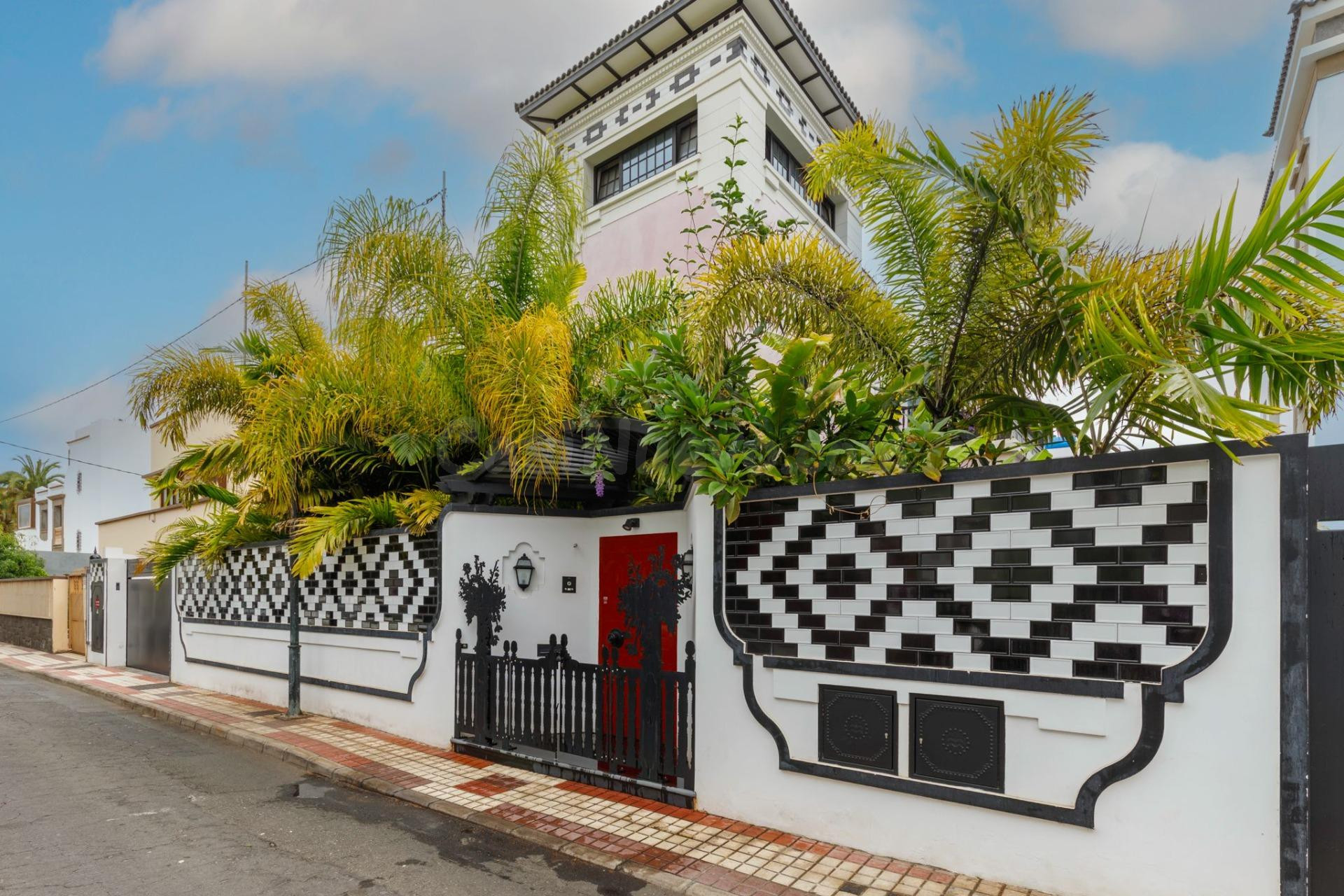 Chalet reformado independiente con jardín y piscina - Ciudad