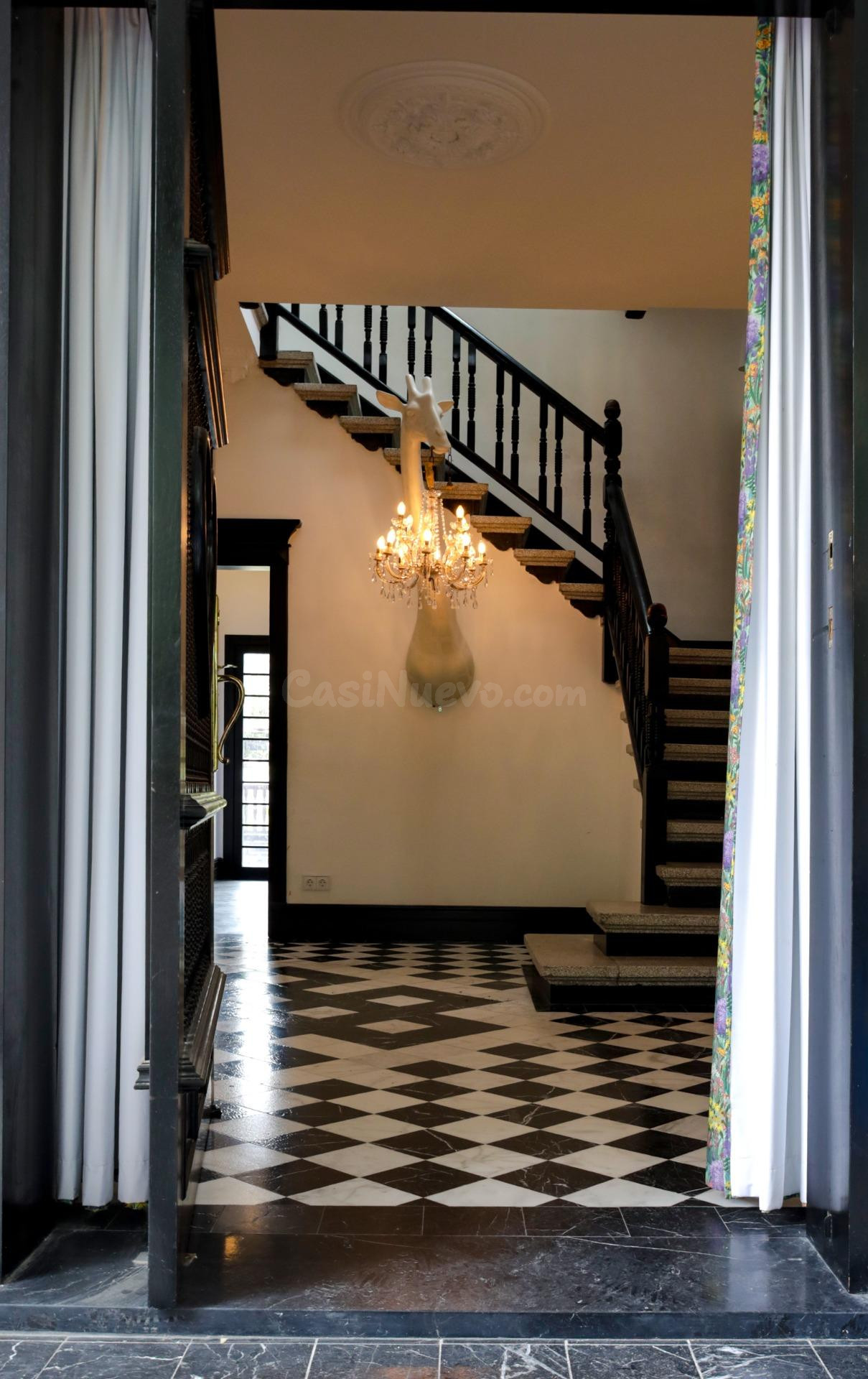 Chalet reformado independiente con jardín y piscina - Ciudad - foto 5