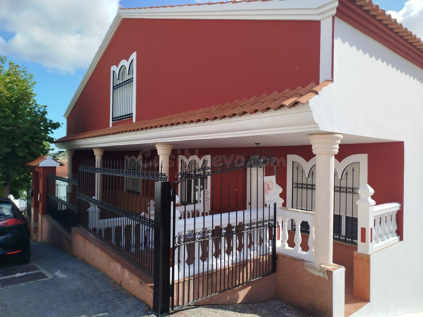 Exclusiva Casa Unifamiliar con Patio, Chimenea y Sótano de 6