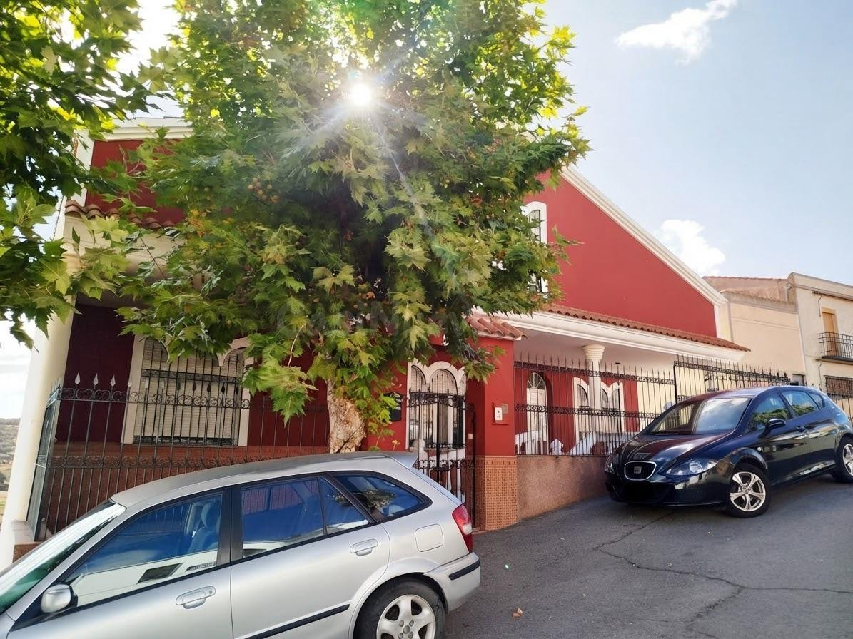 Exclusiva Casa Unifamiliar con Patio, Chimenea y Sótano de 6 - foto 2
