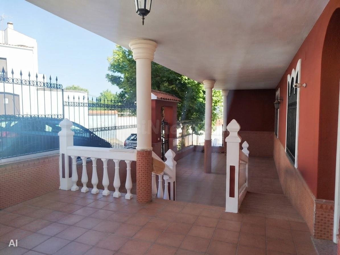 Exclusiva Casa Unifamiliar con Patio, Chimenea y Sótano de 6 - foto 3