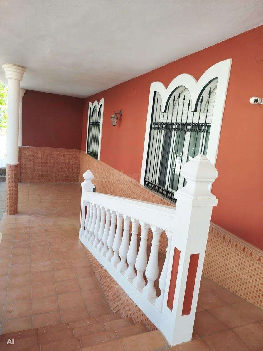 Exclusiva Casa Unifamiliar con Patio, Chimenea y Sótano de 6 - foto 4