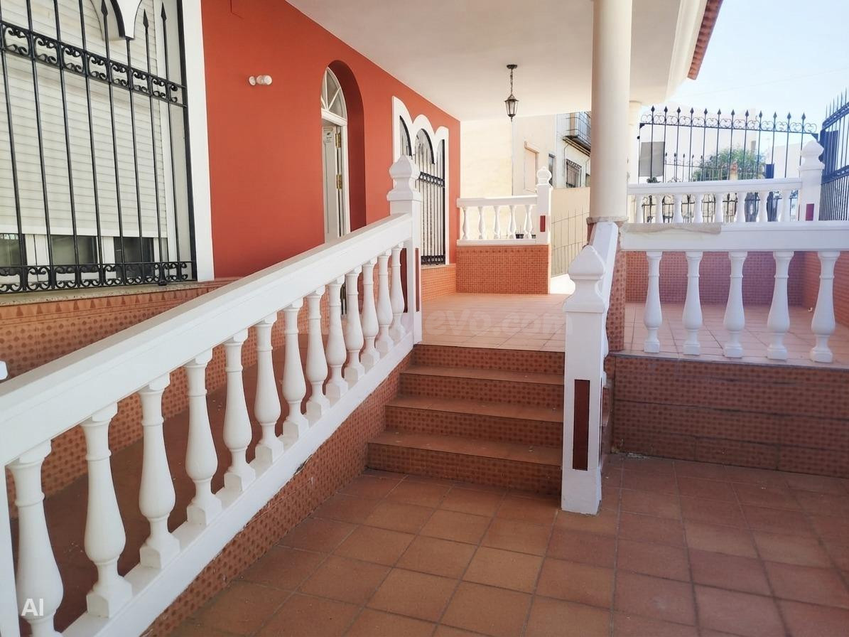 Exclusiva Casa Unifamiliar con Patio, Chimenea y Sótano de 6 - foto 5