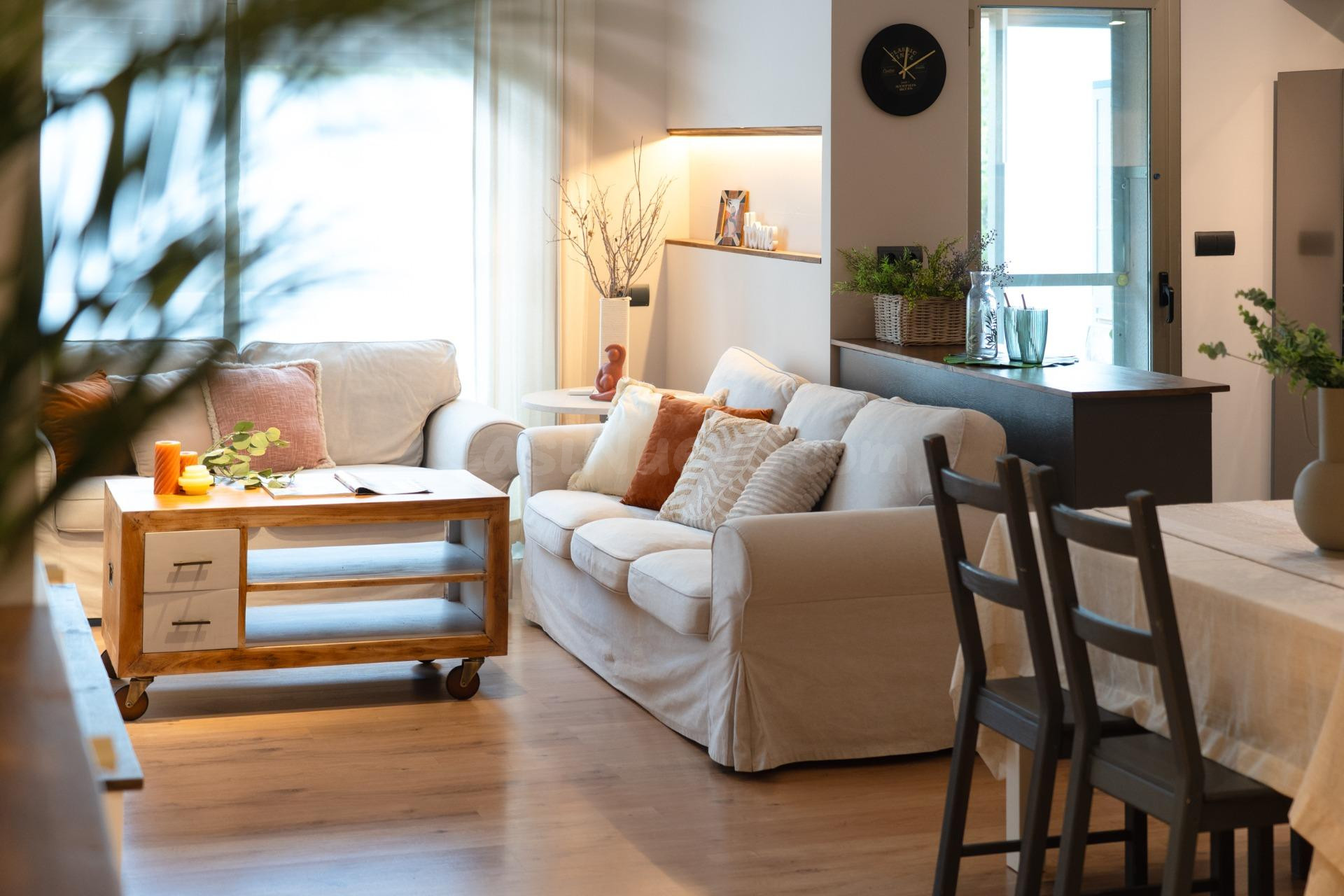 Amplio piso de 4 habitaciones con dos terrazas y plaza de ap