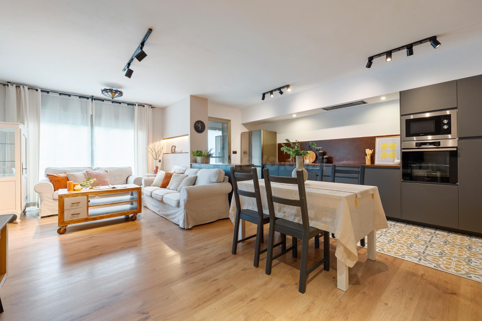 Amplio piso de 4 habitaciones con dos terrazas y plaza de ap - foto 3
