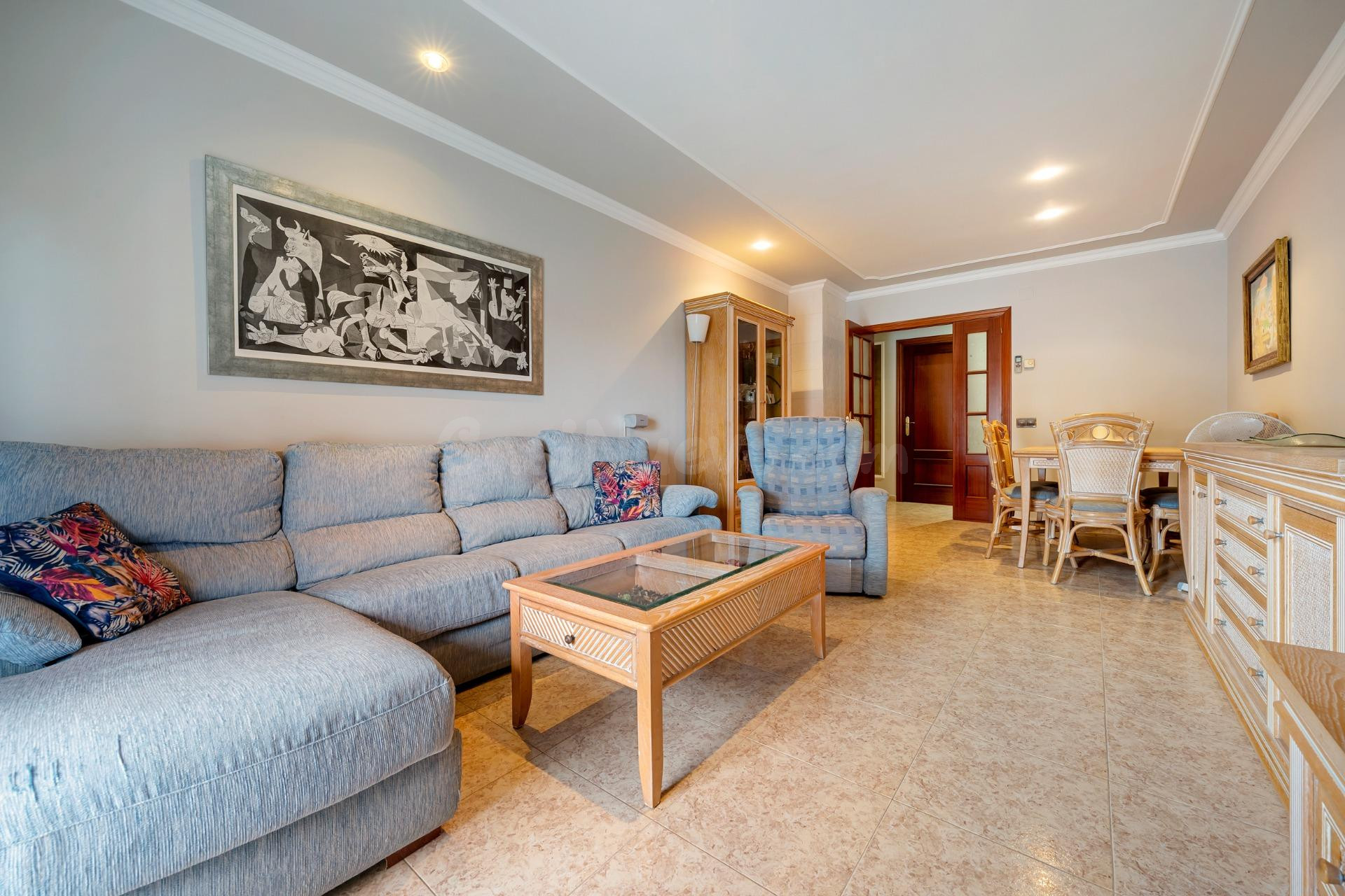 Amplio piso de 4 habitaciones con terraza y plaza de aparcamiento en Vila-seca