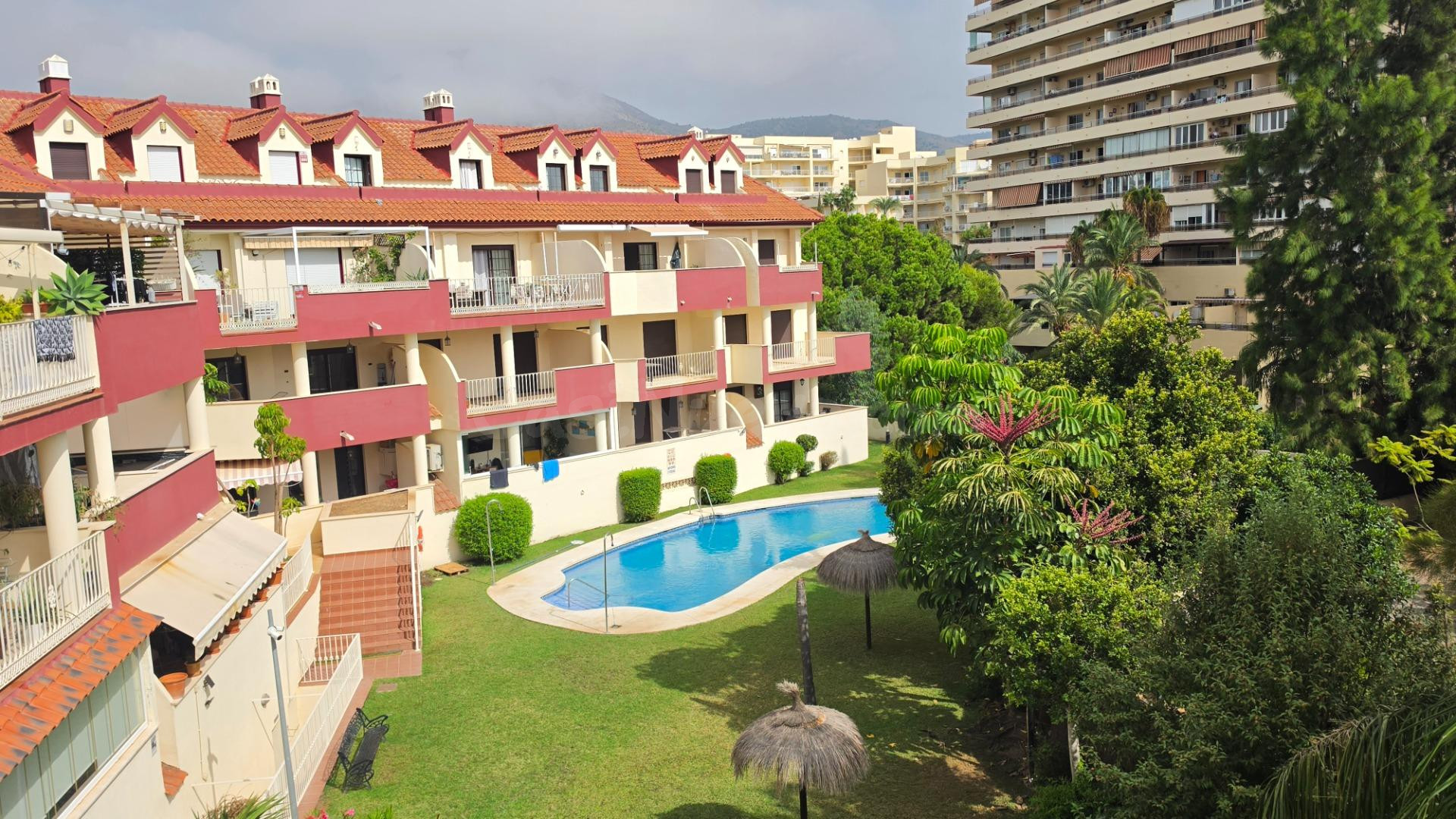 Ático dúplex de 4 dormitorios en alquiler de larga temporada en Torrequebrada - foto 2