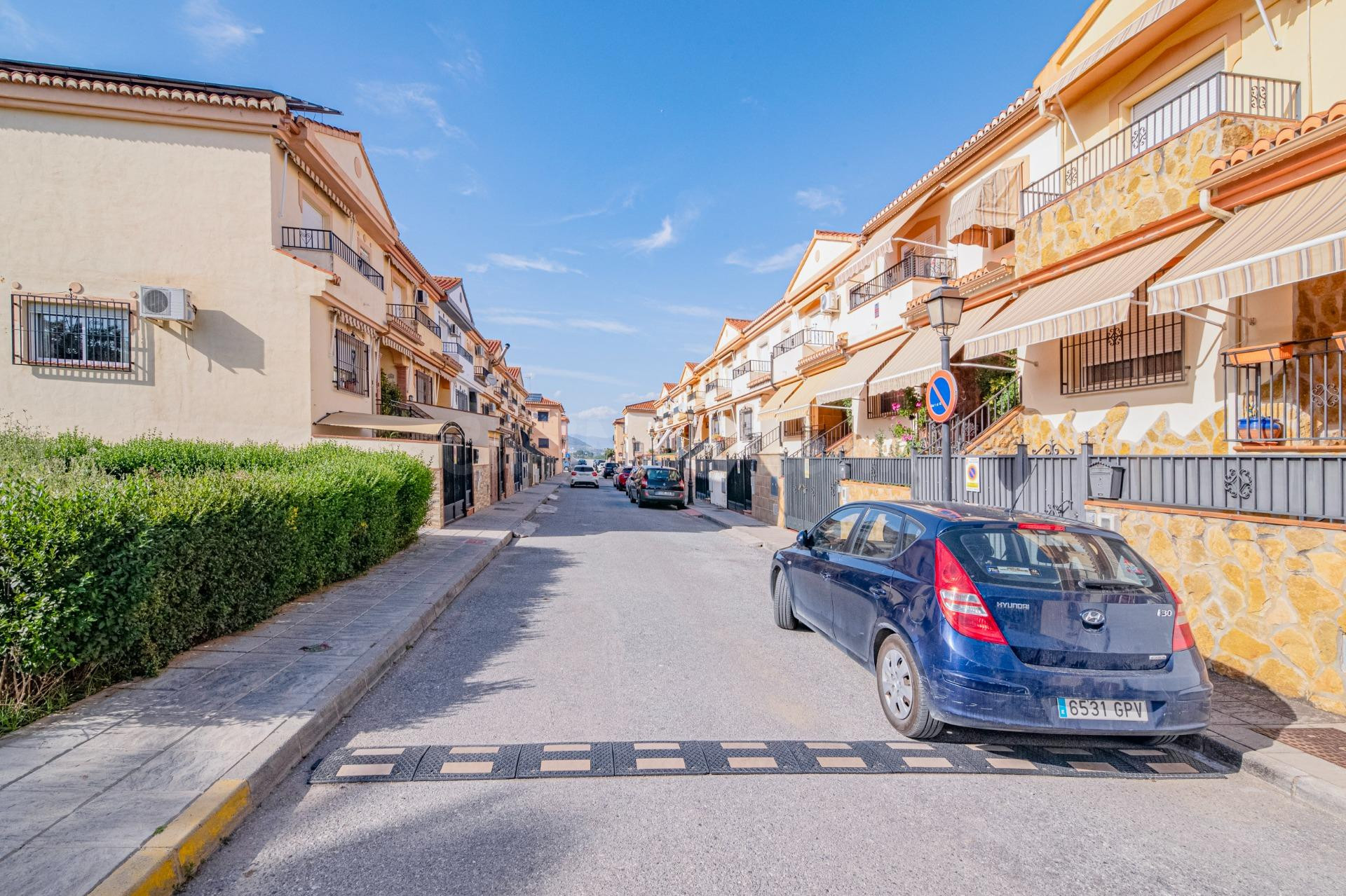 Fantástica casa adosada con gran patio, sótano habitable y excelente luminosidad !!