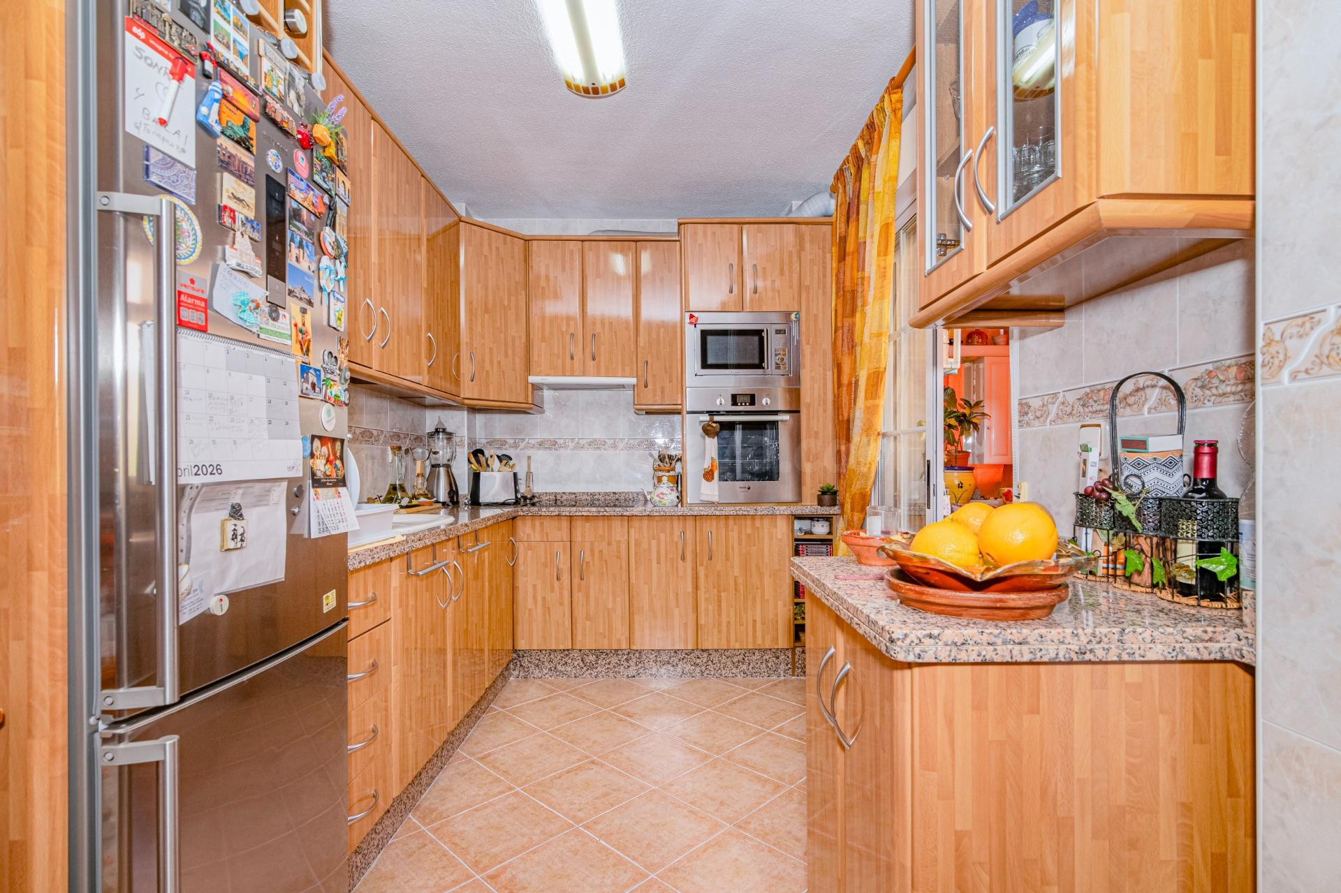 Fantástica casa adosada con gran patio, sótano habitable y excelente luminosidad !! - foto 3