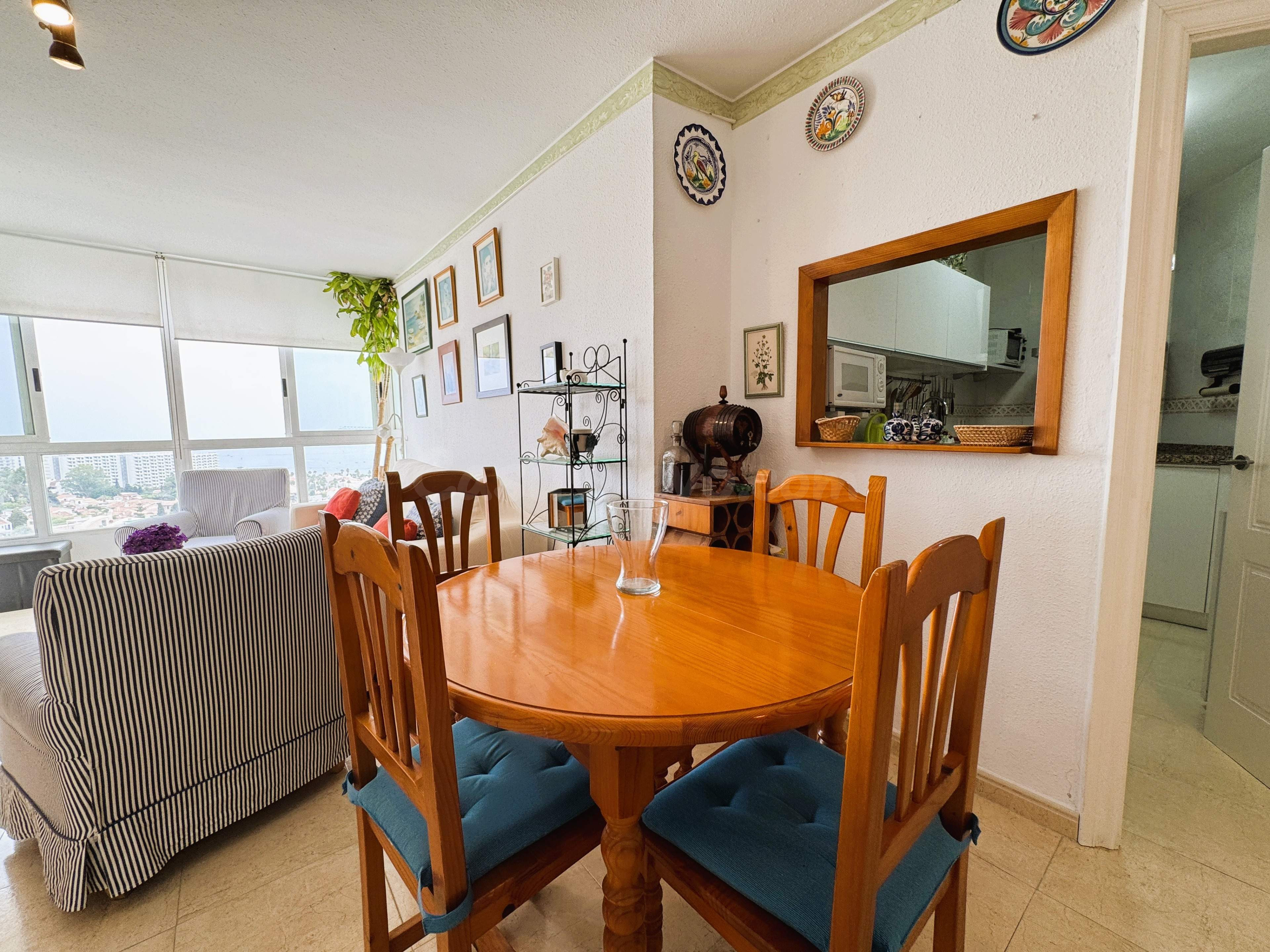 Piso con Terraza, Acceso Directo a la Playa y Piscina en Benalmádena Costa