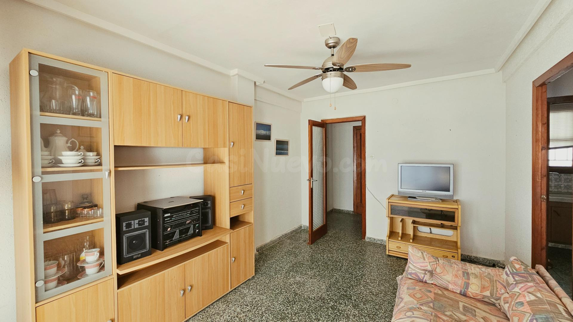 Apartamento en primera línea de playa con piscina, parking y gran potencial - foto 3
