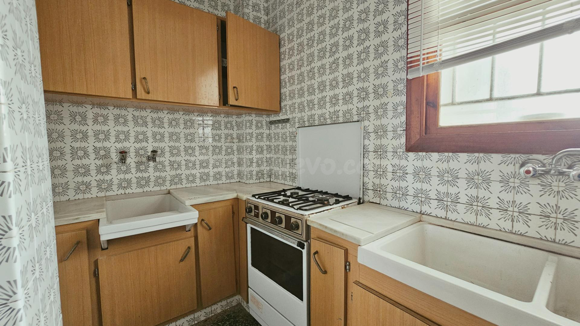 Apartamento en primera línea de playa con piscina, parking y gran potencial - foto 4