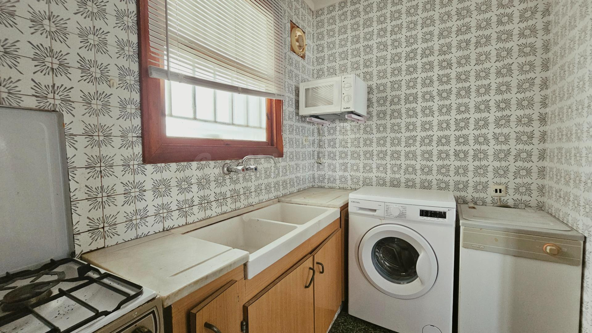 Apartamento en primera línea de playa con piscina, parking y gran potencial - foto 5