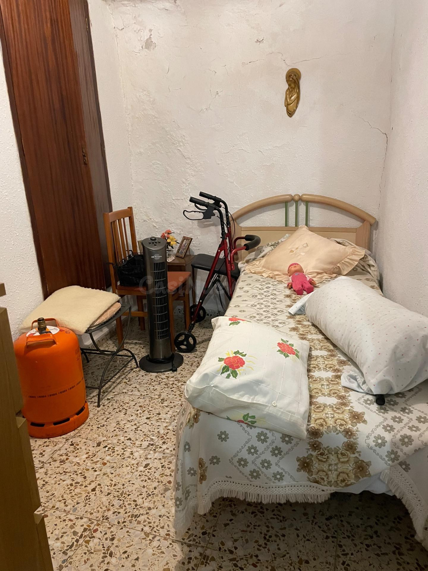 CASA DE PUEBLO DE 3 PLANTAS CON 4 DORMITORIOS EN CALLES - foto 4