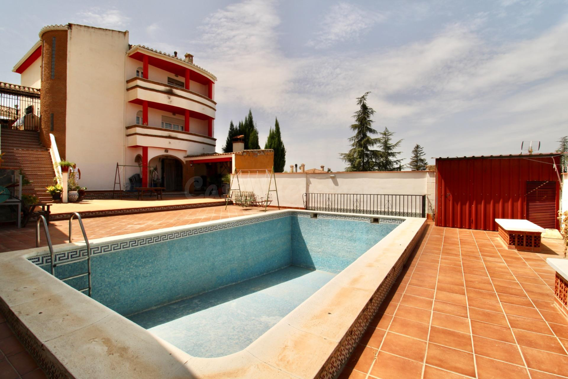 Chalet independiente con piscina privada, 6 dormitorios y 457 m2 de parcela en Alfacar