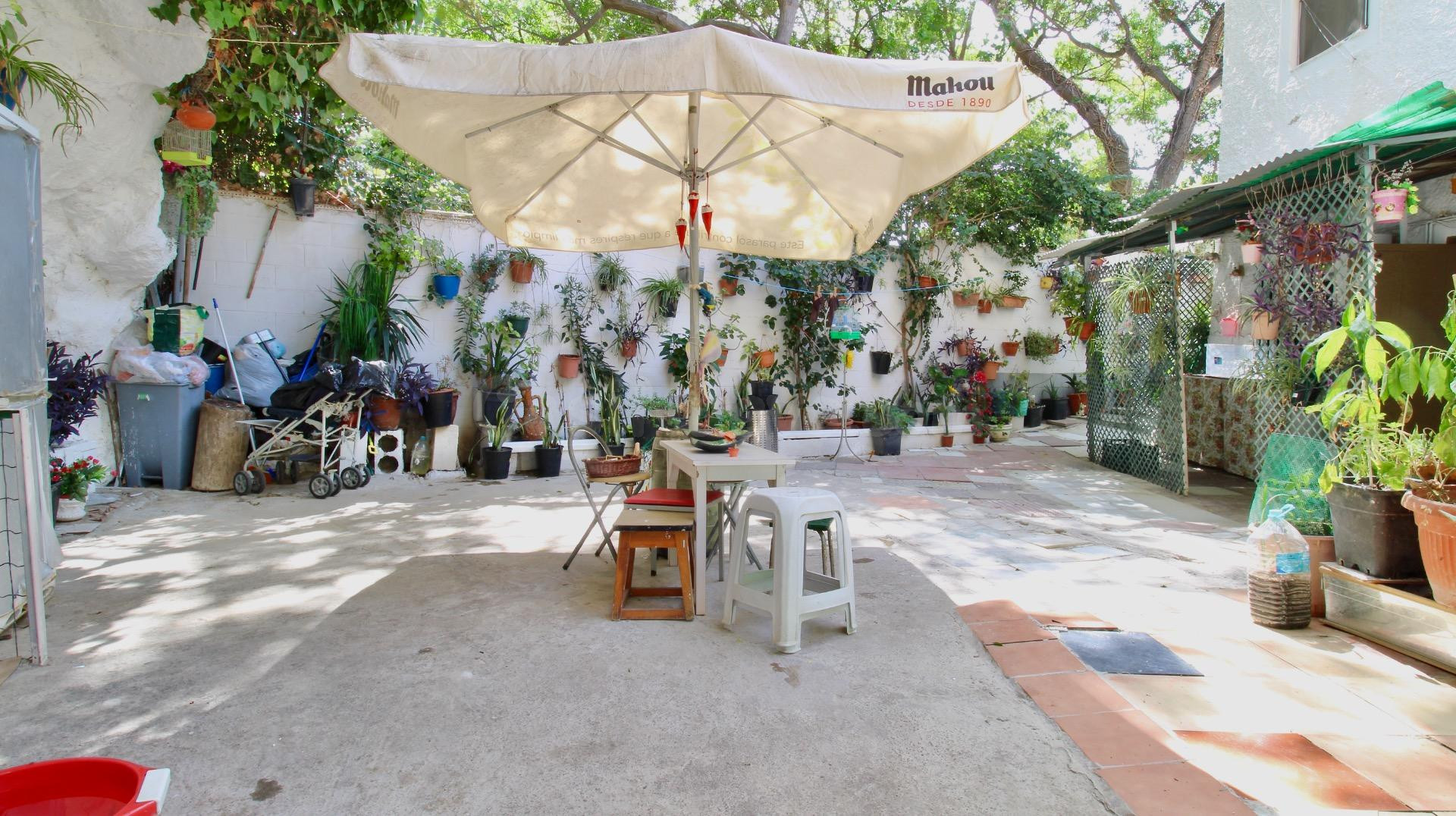 VIVIENDA INDEPENDIENTE CON DOS PLANTAS, GRAN PATIO Y CUEVAS – LA ESPERANZA, ALMERÍA