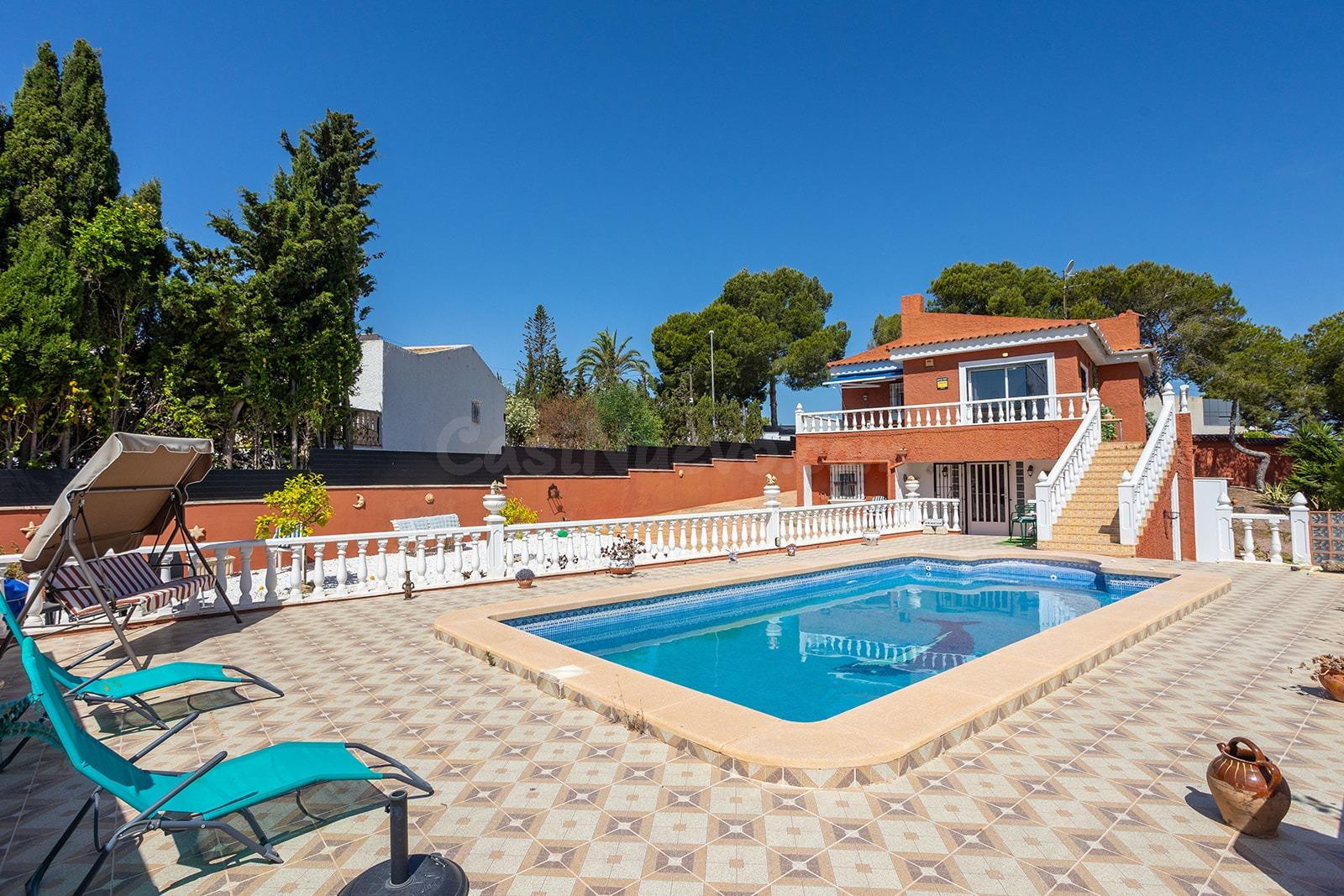 Villa independiente con piscina privada, vitas a la laguna Rosa y Salinas de Torrevieja