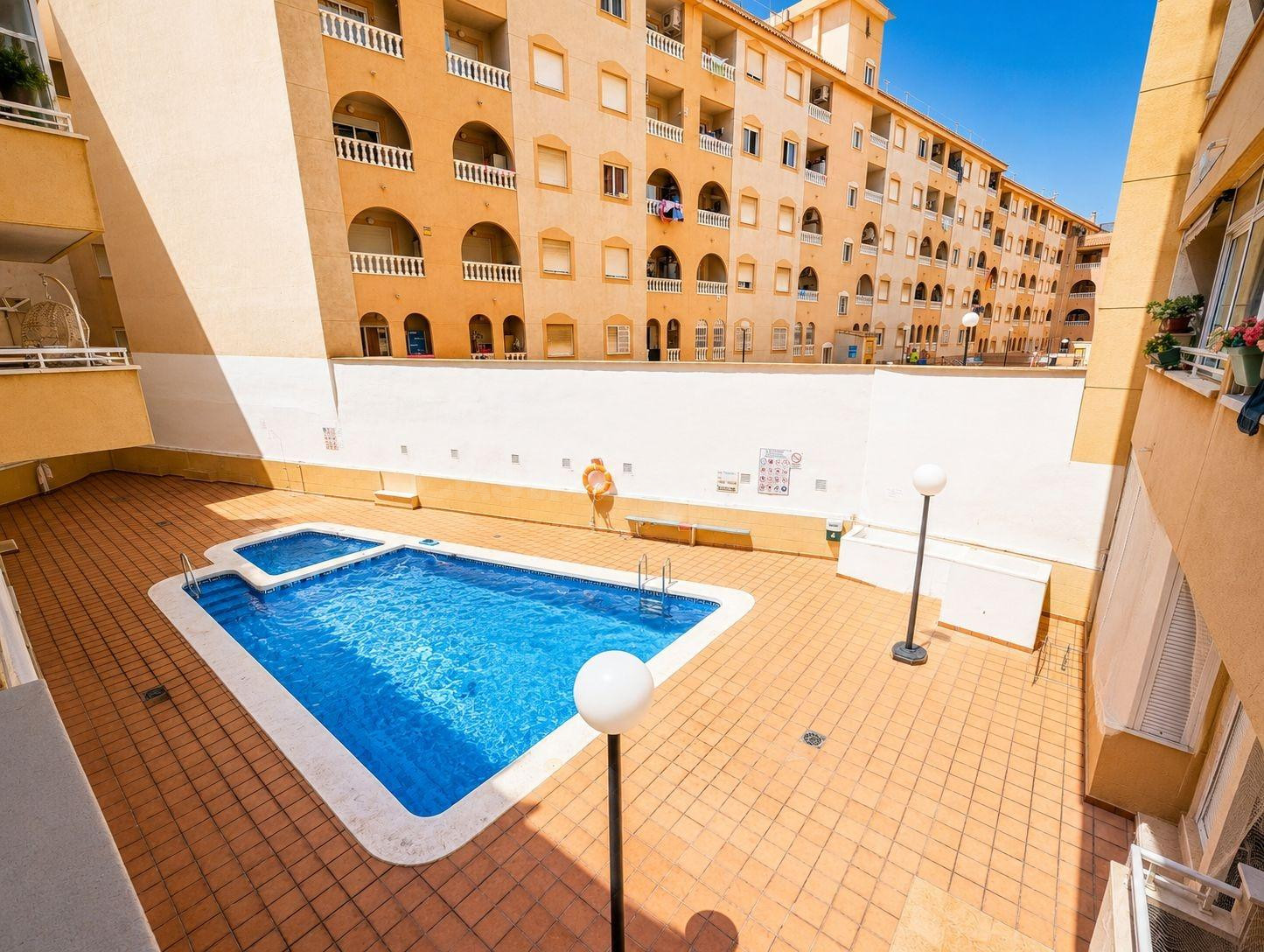 PLANTA BAJA CON ENTRADA INDEPENDIENTE, 2 DORMITORIOS, 2 BAÑO - foto 2